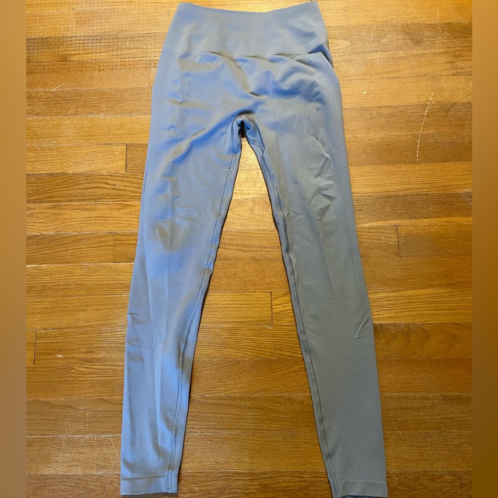 Alphalete Amplify Leggings. Gray, size small.